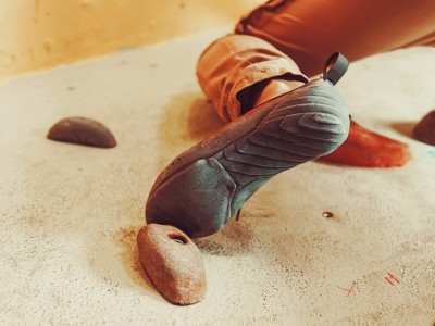 m_indoor-rock-climbing-2