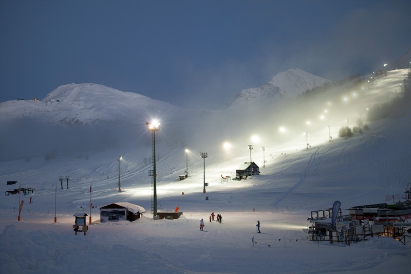 l_school-ski-companies-night-skiing-sestriere-italy